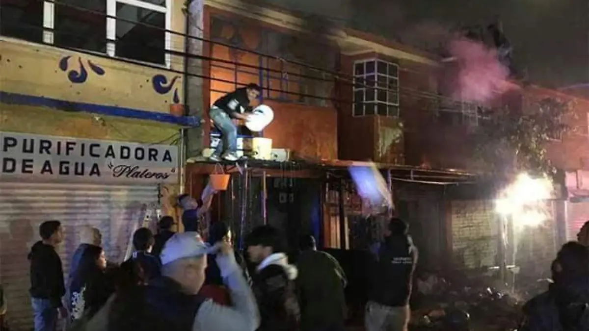 Arrasa incendio con casa en Ecatepec